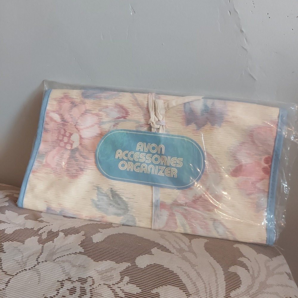Vintage Avon Accessories Organizer Floral Hanging Travel Jewelry Roll Cream Blue